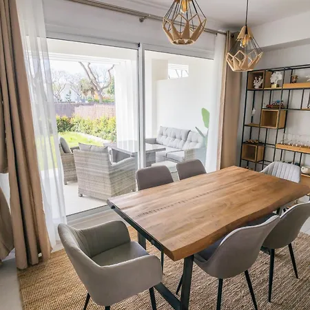 Luxurious Beachside Haven Apartmán